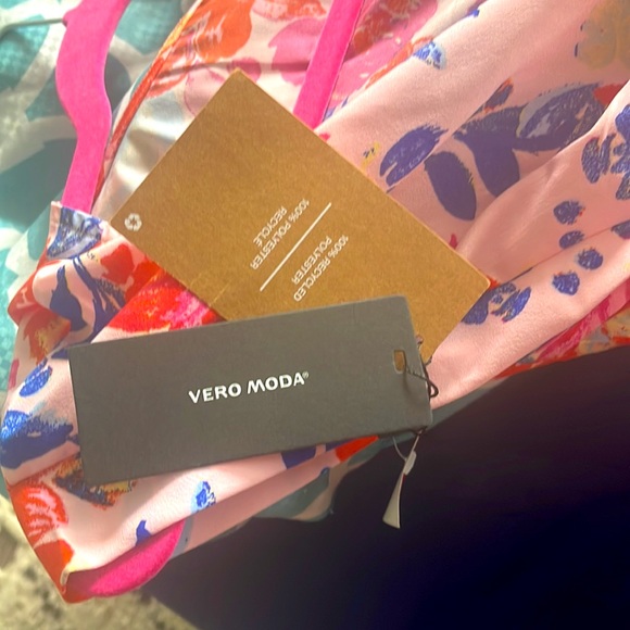 Vera Moda -new flower dress - Picture 3 of 3